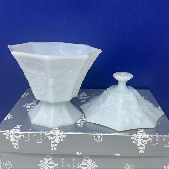Anchor Hocking Milk Glass Pedestal Octagon Candy Dish - Picture 7 of 13
